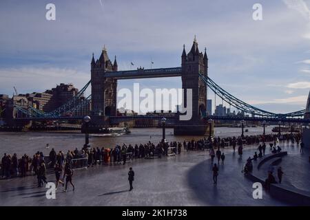 Londra, Regno Unito. 18th Set, 2022. Le grandi folle continuano a fare la fila accanto al Tower Bridge l'ultimo giorno della regina sdraiata nella Westminster Hall. Il funerale statale della Regina si svolge il 19th settembre. Credit: Vuk Valcic/Alamy Live News Foto Stock