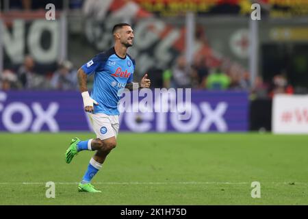 Milano, Italia, 18th settembre 2022. Matteo Politano della SSC Napoli festeggia dopo aver segnato per dare al fianco un vantaggio di 1-0° durante la Serie Una partita a Giuseppe Meazza, a Milano. Il credito per le immagini dovrebbe essere: Jonathan Moskrop / Sportimage Credit: Sportimage/Alamy Live News Foto Stock