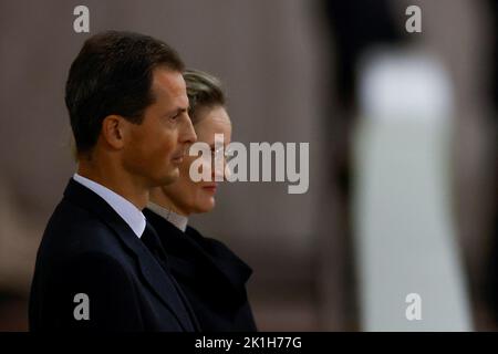 Alois, Principe ereditario del Liechtenstein e Principessa Sophie, vede la bara della Regina Elisabetta II, situata in stato sulla catafalque nella Westminster Hall, al Palazzo di Westminster, Londra. Data immagine: Domenica 18 settembre 2022. Foto Stock