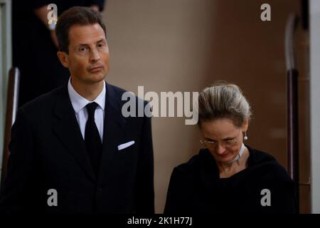 Alois, Principe ereditario del Liechtenstein e Principessa Sophie, vede la bara della Regina Elisabetta II, situata in stato sulla catafalque nella Westminster Hall, al Palazzo di Westminster, Londra. Data immagine: Domenica 18 settembre 2022. Foto Stock