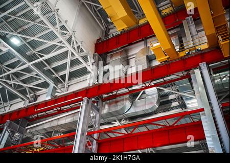 Movimentazione di traverse di sollevamento e sistema di ventilazione in stabilimento Foto Stock