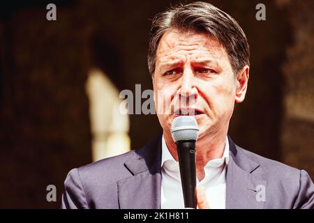 Piacenza, Italia, 31 maggio 2022. Giuseppe Conte, leader del partito M5S e ex Premier, parla durante il rally elettorale per il sindaco della città. Foto Stock