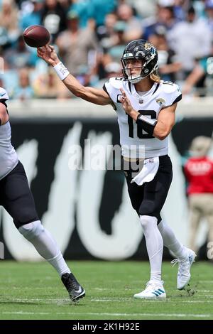 Jacksonville, Stati Uniti. 18th Set, 2022. 18 settembre 2022: Il QUARTBACK di Jacksonville Jaguars TREVOR LAWRENCE (16) ha fatto un passo durante la partita di Jacksonville Jaquars contro Indianapolis Colts NFL al TIAA Bank Field Stadium di Jacksonville, Florida, il 18 settembre 2022. Credit: ZUMA Press, Inc./Alamy Live News Foto Stock