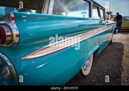 Vista ravvicinata che guarda lungo una grande auto americana classica, con messa a fuoco selettiva Foto Stock