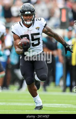 Jacksonville, Stati Uniti. 18th Set, 2022. 18 settembre 2022: I Jacksonville Jaguars che corrono indietro JAMES ROBINSON (25) corrono la palla durante la partita di Jacksonville Jaquars contro Indianapolis Colts NFL al TIAA Bank Field Stadium di Jacksonville, Florida, il 18 settembre 2022. Credit: ZUMA Press, Inc./Alamy Live News Foto Stock