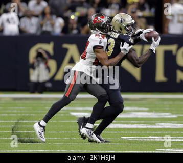 New Orleans, Stati Uniti. 18th Set, 2022. New Orleans Saints Tight End Juwan Johnson (83) cattura la palla di fronte a Tampa Bay Buccaneers Cornerback Carlton Davis III (24) al Caesars Superdome di New Orleans venerdì 18 settembre 2022. Foto di AJ Sisco/UPI. Credit: UPI/Alamy Live News Foto Stock