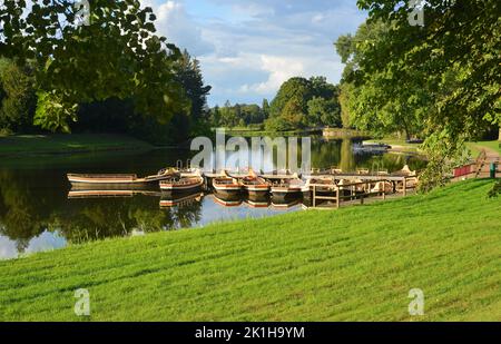 Woerlitz, Germania, bella vista sui giardini e lo stagno con le barche Foto Stock