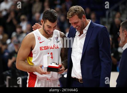 Spanien ist Europameister 2022 Dario Brizuela 8 di Spagna, Alberto Diaz 9 di Spagna, Sebastian Saiz 11 di Spagna, Willy Hernan Gomez 14 di Spagna, Rodolfo Fernandez 5 di Spagna Spagna vs Francia FIBA EuroBasket 2022 medaglia d'oro match finale match 18.09.2022 Mercedes Benz Arena Berlin © diebilderwelt / Alamy Stock Foto Stock