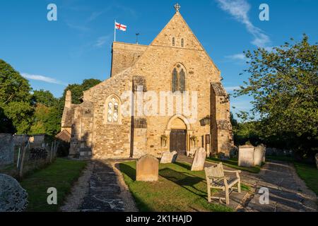 La Chiesa di Santa Maria la Vergine in luce del sole della sera nel villaggio di Shipley, Sussex occidentale, Inghilterra, Regno Unito Foto Stock