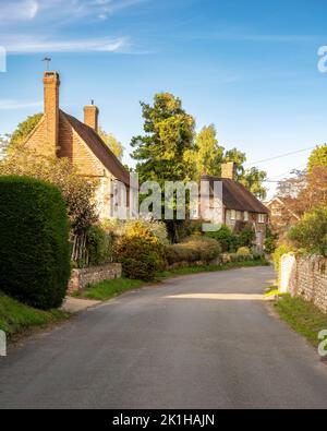 Flint e case in mattoni costruito nel villaggio di Graffham in un primo pomeriggio di autunno, Sussex occidentale, Inghilterra, Regno Unito Foto Stock