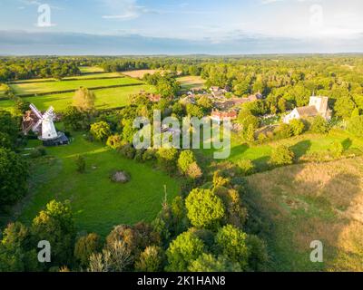 Una vista aerea del villaggio di Shipley nella luce del tardo pomeriggio, Sussex occidentale, Inghilterra, Regno Unito Foto Stock