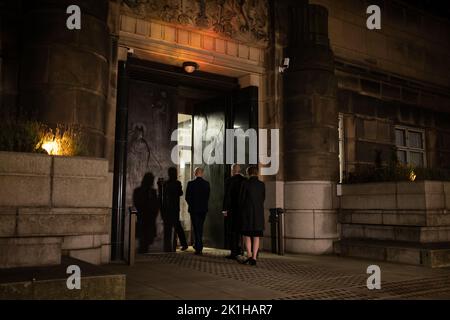 Edimburgo, Regno Unito. 18 settembre 2022. I ministri del governo scozzese, guidati dal vice primo ministro John Swinney, segnano il momento nazionale di riflessione che pianse la morte di sua Maestà la Regina. Il sig. Swinney ha condotto un momento di riflessione al di fuori della Casa scozzese GovernmentÕs St AndrewÕs, cui hanno partecipato Angus Robertson, segretario di Stato alla Costituzione, agli affari esteri e alla cultura, ben Macpherson, ministro della sicurezza sociale e del governo locale, Jenny Gillruth, ministro dei Trasporti e Lesley Fraser, direttore generale della società, a Edimburgo, Regno Unito. 18 settembre 2022. Credit: jeremy sutton-hibbert/ Foto Stock