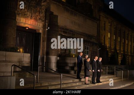 Edimburgo, Regno Unito. 18 settembre 2022. I ministri del governo scozzese, guidati dal vice primo ministro John Swinney, segnano il momento nazionale di riflessione che pianse la morte di sua Maestà la Regina. Il sig. Swinney ha condotto un momento di riflessione al di fuori della Casa scozzese GovernmentÕs St AndrewÕs, cui hanno partecipato Angus Robertson, segretario di Stato alla Costituzione, agli affari esteri e alla cultura, ben Macpherson, ministro della sicurezza sociale e del governo locale, Jenny Gillruth, ministro dei Trasporti e Lesley Fraser, direttore generale della società, a Edimburgo, Regno Unito. 18 settembre 2022. Credit: jeremy sutton-hibbert/ Foto Stock