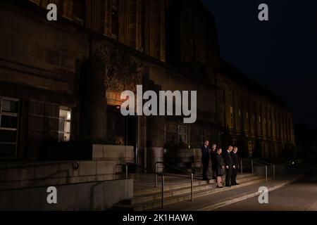 Edimburgo, Regno Unito. 18 settembre 2022. I ministri del governo scozzese, guidati dal vice primo ministro John Swinney, segnano il momento nazionale di riflessione che pianse la morte di sua Maestà la Regina. Il sig. Swinney ha condotto un momento di riflessione al di fuori della Casa scozzese GovernmentÕs St AndrewÕs, cui hanno partecipato Angus Robertson, segretario di Stato alla Costituzione, agli affari esteri e alla cultura, ben Macpherson, ministro della sicurezza sociale e del governo locale, Jenny Gillruth, ministro dei Trasporti e Lesley Fraser, direttore generale della società, a Edimburgo, Regno Unito. 18 settembre 2022. Credit: jeremy sutton-hibbert/ Foto Stock