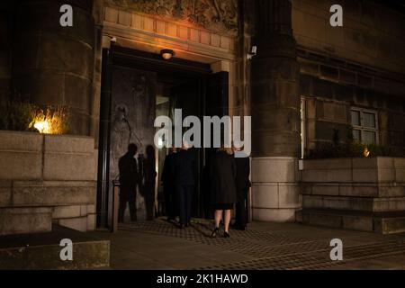 Edimburgo, Regno Unito. 18 settembre 2022. I ministri del governo scozzese, guidati dal vice primo ministro John Swinney, segnano il momento nazionale di riflessione che pianse la morte di sua Maestà la Regina. Il sig. Swinney ha condotto un momento di riflessione al di fuori della Casa scozzese GovernmentÕs St AndrewÕs, cui hanno partecipato Angus Robertson, segretario di Stato alla Costituzione, agli affari esteri e alla cultura, ben Macpherson, ministro della sicurezza sociale e del governo locale, Jenny Gillruth, ministro dei Trasporti e Lesley Fraser, direttore generale della società, a Edimburgo, Regno Unito. 18 settembre 2022. Credit: jeremy sutton-hibbert/ Foto Stock