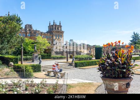 Vista del palazzo dai giardini acquatici, Blenheim Palace, Woodstock, Oxfordshire, Inghilterra, Regno Unito Foto Stock