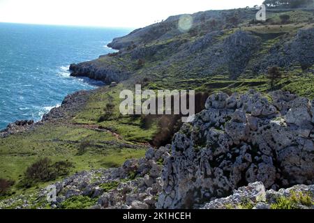 Puglia, Italia. Scogliere rocciose sul mare Adriatico in inverno. Foto Stock