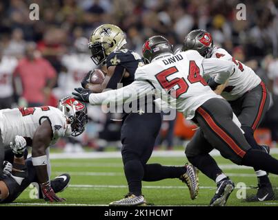 New Orleans, Stati Uniti. 18th Set, 2022. I Santi di New Orleans Mark Ingram sono combattuti dai difensori dei Tampa Bay Buccaneers che hanno fatto un fumbled sulla commedia al Caesars Superdome di New Orleans venerdì 18 settembre 2022. Foto di AJ Sisco/UPI. Credit: UPI/Alamy Live News Foto Stock