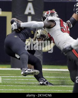 New Orleans, Stati Uniti. 18th Set, 2022. Jameis Winston (2) è stato saccheggiato dal linebacker Shaquil Barrett di Tampa Bay Buccaneers (58) al Caesars Superdome di New Orleans venerdì 18 settembre 2022. Foto di AJ Sisco/UPI. Credit: UPI/Alamy Live News Foto Stock