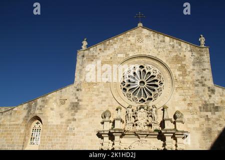 Otranto, Italia. Vista esterna della Cattedrale del 11th ° secolo, con il rosone e bellissimi dettagli architettonici sopra il portale. Foto Stock