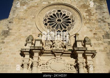 Otranto, Italia. Vista esterna della Cattedrale del 11th ° secolo, con il rosone e bellissimi dettagli architettonici sopra il portale. Foto Stock