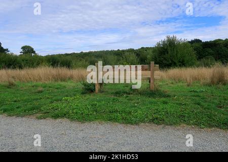 Un posto a sedere nel parco che si affaccia sulla campagna del Kent Nord Foto Stock