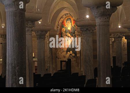 Otranto, Italia. Interno della Cattedrale del 11th ° secolo. Murale nella camera sotterranea, raffigurante Santa Maria con il Bambino Santo. Foto Stock