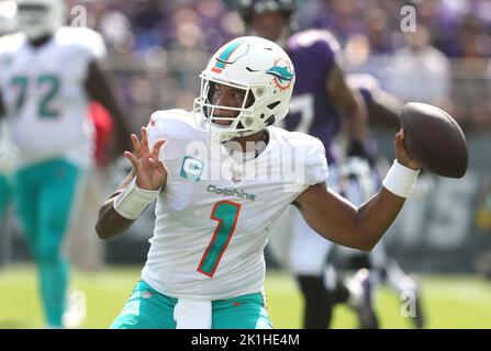 Baltimora, Stati Uniti. 18th Set, 2022. Miami Dolphins QB tua Tagovailoa (1) in azione contro i Baltimore Ravens al M&T Bank Stadium di Baltimora, Maryland il 18 settembre 2022. Credit: CAL Sport Media/Alamy Live News Foto Stock