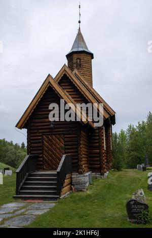 Sollia, Norvegia - 21 giugno 2022: La Chiesa di Sollia è una chiesa parrocchiale della Chiesa di Norvegia. Nel comune di Stor-Elvdal. Innlandet. Nuvoloso giorno d'estate. S Foto Stock