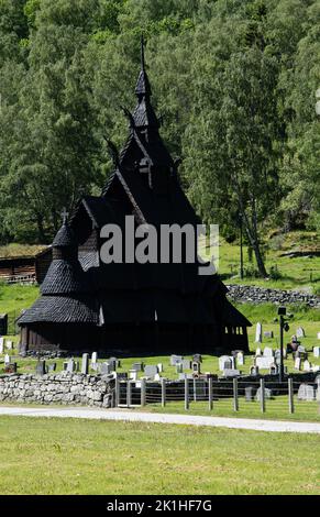 Borgund, Norvegia - 20 giugno 2022: La Chiesa di Borgund Stave è una ex chiesa parrocchiale della Chiesa di Norvegia. Nel comune di Laerdal. Vestland. Sprri soleggiate Foto Stock