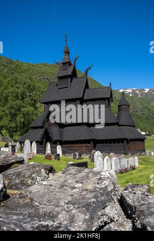 Borgund, Norvegia - 20 giugno 2022: La Chiesa di Borgund Stave è una ex chiesa parrocchiale della Chiesa di Norvegia. Nel comune di Laerdal. Vestland. Sprri soleggiate Foto Stock