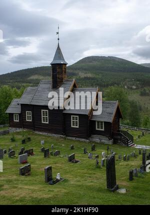 Sollia, Norvegia - 21 giugno 2022: La Chiesa di Sollia è una chiesa parrocchiale della Chiesa di Norvegia. Nel comune di Stor-Elvdal. Innlandet. Nuvoloso giorno d'estate. S Foto Stock