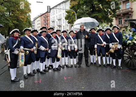 Monaco, Germania. 18 Set, 2022. il presidente bavarese Markus Söder si presenta per una foto prima dell'inizio della sfilata odierna a Monaco. Il costume dell'Oktoberfest e la Parata dei Riflemen hanno avuto luogo oggi con le docce in anticipo che non riescono a smorzare gli spiriti di tutti i implicati. L'apertura ufficiale di sabato ha visto la folla giù l'ultima volta che l'Oktoberfest è stato tenuto ma ci era considerevolmente più gente fuori e intorno oggi malgrado la pioggia. Credit: Clearpiximages/Alamy Live News Foto Stock