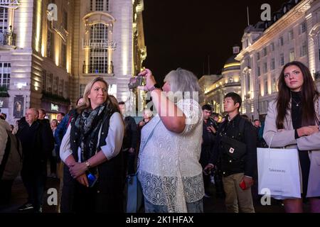 Londra, Regno Unito. 19th Set, 2022. La gente osserva un momento di silenzio, alle 8, come parte di un momento nazionale di lutto per la Regina Elisabetta II, a Piccadilly Circus, a Londra, Regno Unito, il 18 settembre, 2022, due giorni prima del funerale della Regina. Foto di Ammar Abd Rabbo/ABACAPRESS.COM Credit: Abaca Press/Alamy Live News Foto Stock