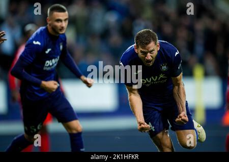 Anderlecht, Belgio. 18th Set, 2022. Jan Vertonghen di Anderlecht festeggia dopo aver segnato il calcio durante una partita tra il RSCA Anderlecht e il KV Kortrijk, domenica 18 settembre 2022 ad Anderlecht, il giorno 9 della prima divisione del campionato belga della 'Jupiler Pro League' 2022-2023. FOTO DI BELGA JASPER JACOBS Credit: Belga News Agency/Alamy Live News Foto Stock