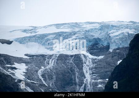 Paesaggi meravigliosi in Norvegia. Vestland. Splendido scenario del ghiacciaio Briksdalsbreen a Briksdalbre. Oldevatnet lago. Montagne, rocce e neve. Clou Foto Stock