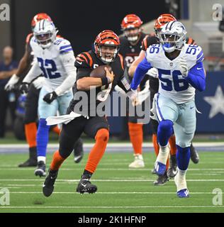 Arlington, Stati Uniti. 18th Set, 2022. Joe Burrow, bengalese di Cincinnati, sfida i Dallas Cowboys durante la loro partita NFL all'AT&T Stadium di Arlington, Texas, domenica 18 settembre 2022. Foto di Ian Halperin/UPI Credit: UPI/Alamy Live News Foto Stock