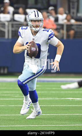 Arlington, Stati Uniti. 18th Set, 2022. I Dallas Cowboys Cooper Rush si rimescolano contro i Cincinnati Bengals durante la loro partita NFL all'AT&T Stadium di Arlington, Texas, domenica 18 settembre 2022. Foto di Ian Halperin/UPI Credit: UPI/Alamy Live News Foto Stock
