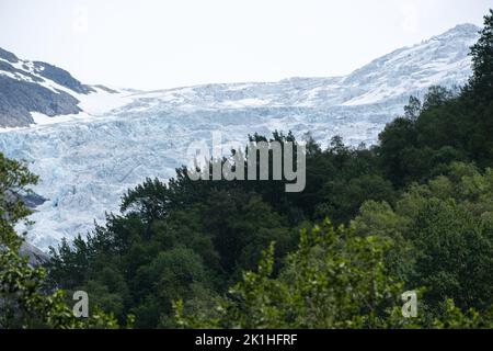 Paesaggi meravigliosi in Norvegia. Vestland. Splendido scenario del ghiacciaio Briksdalsbreen a Briksdalbre. Oldevatnet lago. Montagne, rocce e neve. Clou Foto Stock