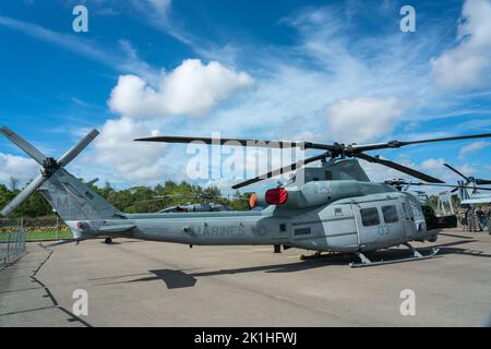 Un parcheggio Marines Bell UH-1Y Venom Helicopter utilizzato per il trasporto in aeroporto Foto Stock