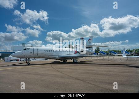 Un grande e recentemente sviluppato Dassault Falcon 8X Business Jet sulla terra sotto il cielo blu Foto Stock