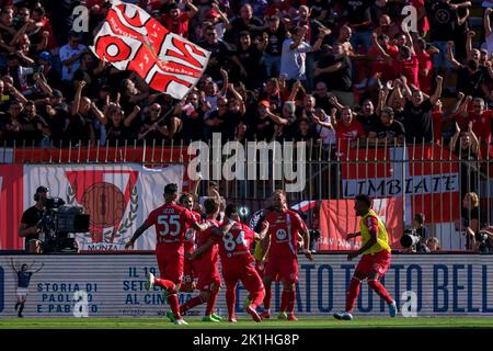 Monza, Italia. 18th Set, 2022. Christian Gytkjaer dell'AC Monza festeggia con i compagni di squadra dopo aver segnato il gol del 1-0 durante la Serie Una partita di calcio tra l'AC Monza e la Juventus FC allo stadio Brianteo di Monza (Italia), 19th settembre 2022. Foto Federico Tardito/Insidefoto Credit: Insidefoto di andrea staccioli/Alamy Live News Foto Stock