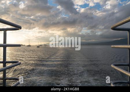 Vista dal binario di una nave per l'avvistamento delle balene, che si affaccia su Burrard Inlet e su tutte le barche e le navi portacontainer che aspettano in mare aperto. Foto Stock