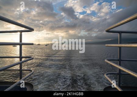 Vista dal binario di una nave per l'avvistamento delle balene, che si affaccia su Burrard Inlet e su tutte le barche e le navi portacontainer che aspettano in mare aperto. Foto Stock