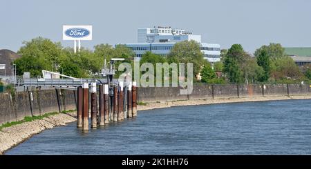 Colonia, Germania - 03 maggio 2022: l'azienda automobilistica ford sul reno a colonia Foto Stock