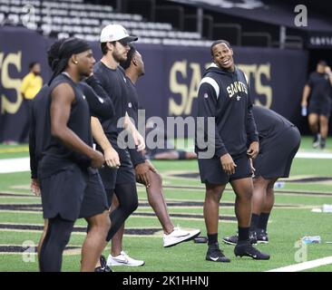 New Orleans, Stati Uniti. 18th Set, 2022. I giocatori dei New Orleans Saints si scaldano prima dell'inizio di una partita della National Football League al Caesars Superdome di New Orleans, Louisiana, domenica 18 settembre 2022. (Foto di Peter G. Forest/Sipa USA) Credit: Sipa USA/Alamy Live News Foto Stock