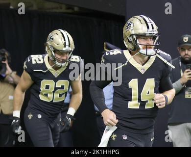 New Orleans, Stati Uniti. 18th Set, 2022. Andy Dalton (14) e Adam Trautman (83), il quartback dei New Orleans Saints, scesero dal tunnel prima dell'inizio di una partita della National Football League al Caesars Superdome di New Orleans, Louisiana, domenica 18 settembre 2022. (Foto di Peter G. Forest/Sipa USA) Credit: Sipa USA/Alamy Live News Foto Stock