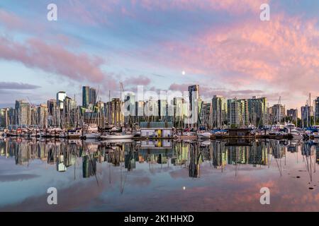 Splendida vista riflessa dello skyline di Vancouver nel porto di Vancouver durante il tramonto da Stanley Park. Foto Stock