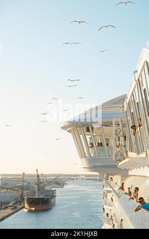 Una nave da crociera che parte dal porto di Port Canaveral Orlando Florida e si affolla nel cielo Foto Stock