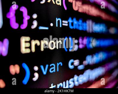 Messaggio di errore visualizzato nel codice del computer su uno schermo pixel con parole colorate su sfondo scuro Foto Stock